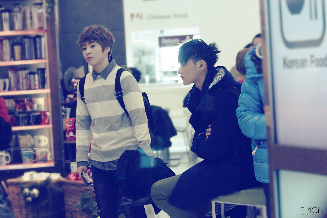 [Fantaken] 081212 EXO M XiuMin @ Incheon + Beijing Airport 5d0ddc94tw1e01jet6y56j