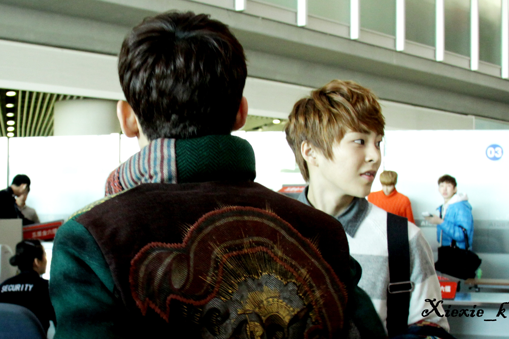 [Fantaken] 081212 EXO M XiuMin @ Incheon + Beijing Airport 5f8bb44cjw1dzmpj4zbxuj