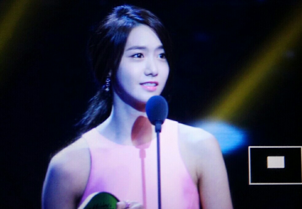 [PIC][05-12-2015]YoonA khởi hành đi Trung Quốc để tham dự "2016 iQiYi Concert 'ALL-STAR CARNIVAL'" vào sáng nay 60495c97jw1eyp154y796j20rc0izdhs