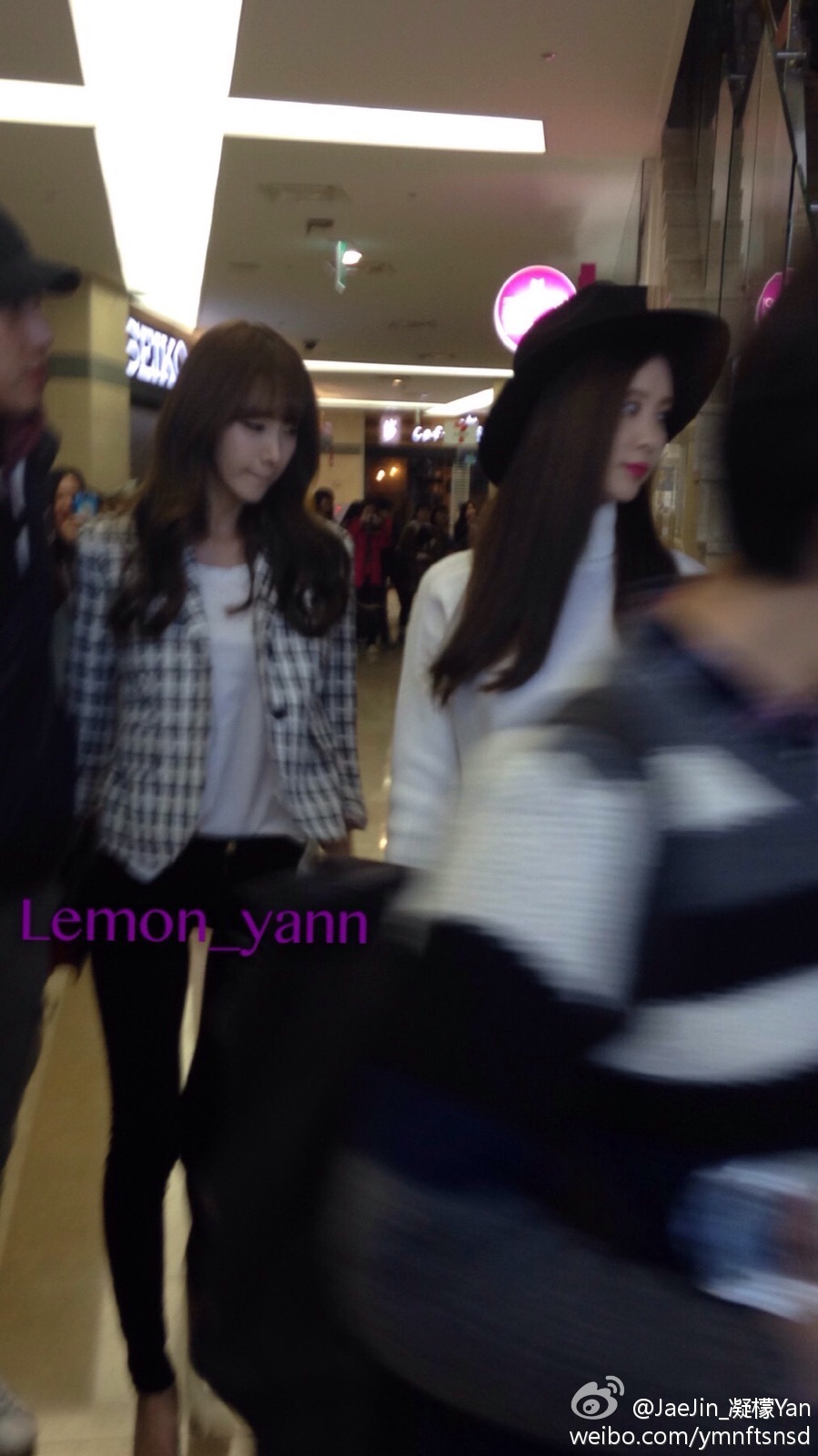 [PIC][03-11-2014]YoonA và SeoHyun xuất hện tại buổi công chiếu bộ phim "Cart" vào tối nay 61c91cfejw1ely36uz6l0j20oz18ggqu