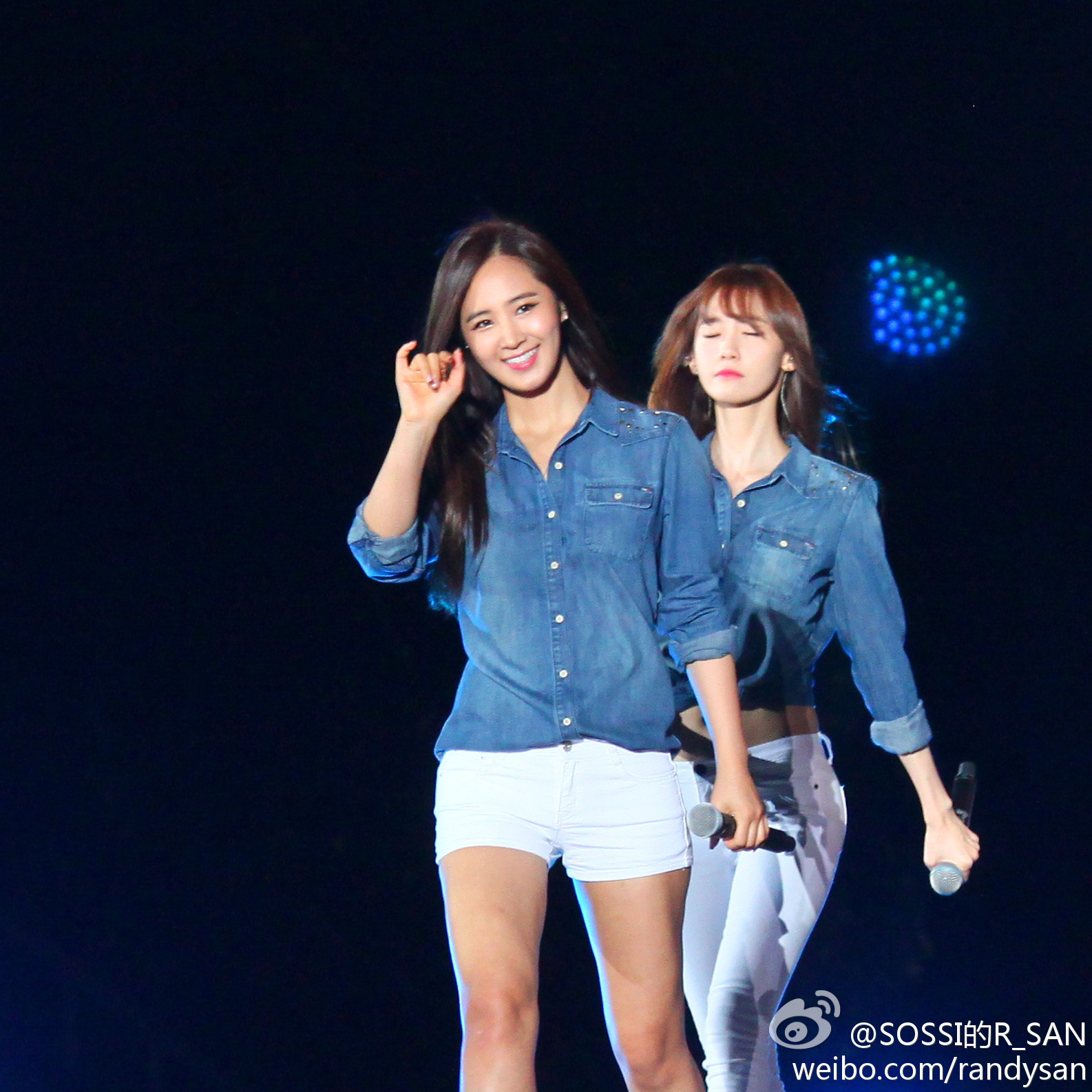 [PIC][17-10-2014]SNSD khởi hành đi Thượng Hải – Trung Quốc để tham dự "SMTOWN LIVE WORLD TOUR IV IN SHANGHAI" vào tối nay - Page 9 64b77ba5gw1elkddugyz3j2182182n9w