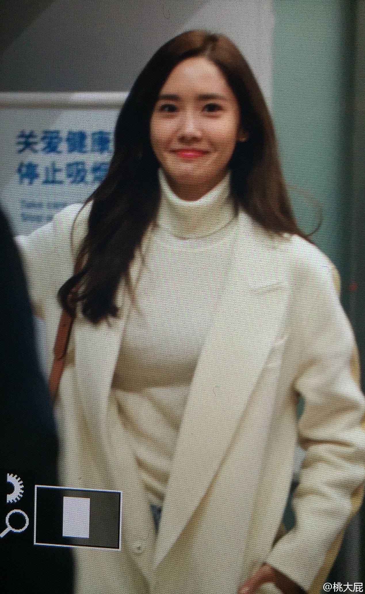 [PIC][15-12-2015]YoonA khởi hành đi Bắc Kinh - Trung Quốc để tham dự buổi họp báo cho MV "Please Contact Me" vào tối nay 64e3c173gw1ez0n99zwgwj20z91lb1kx