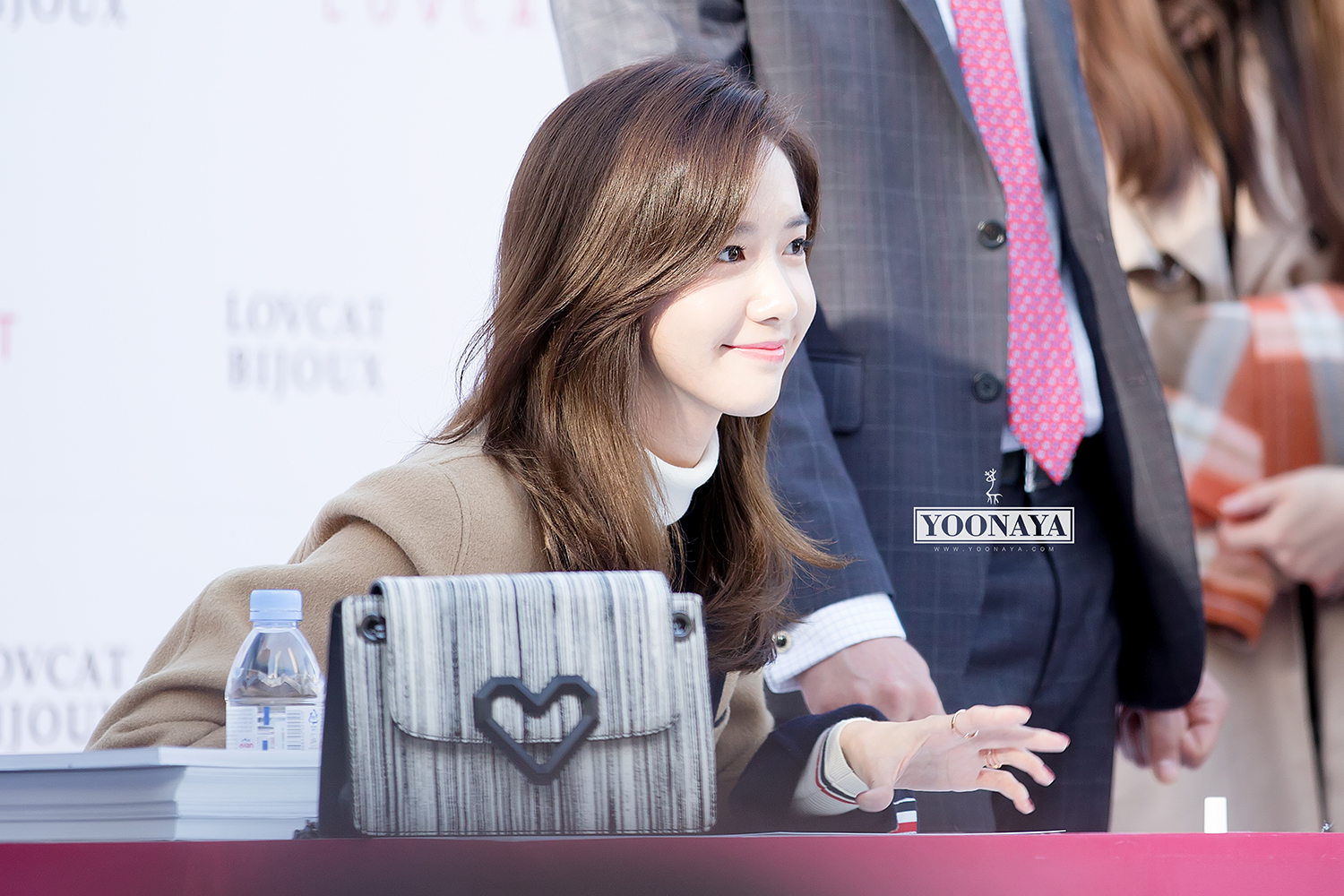 [PIC][24-10-2015]YoonA tham dự buổi fansign cho thương hiệu "LOVCAT" vào chiều nay - Page 4 65c5041dgw1exfoejvpqpj215o0rskgr