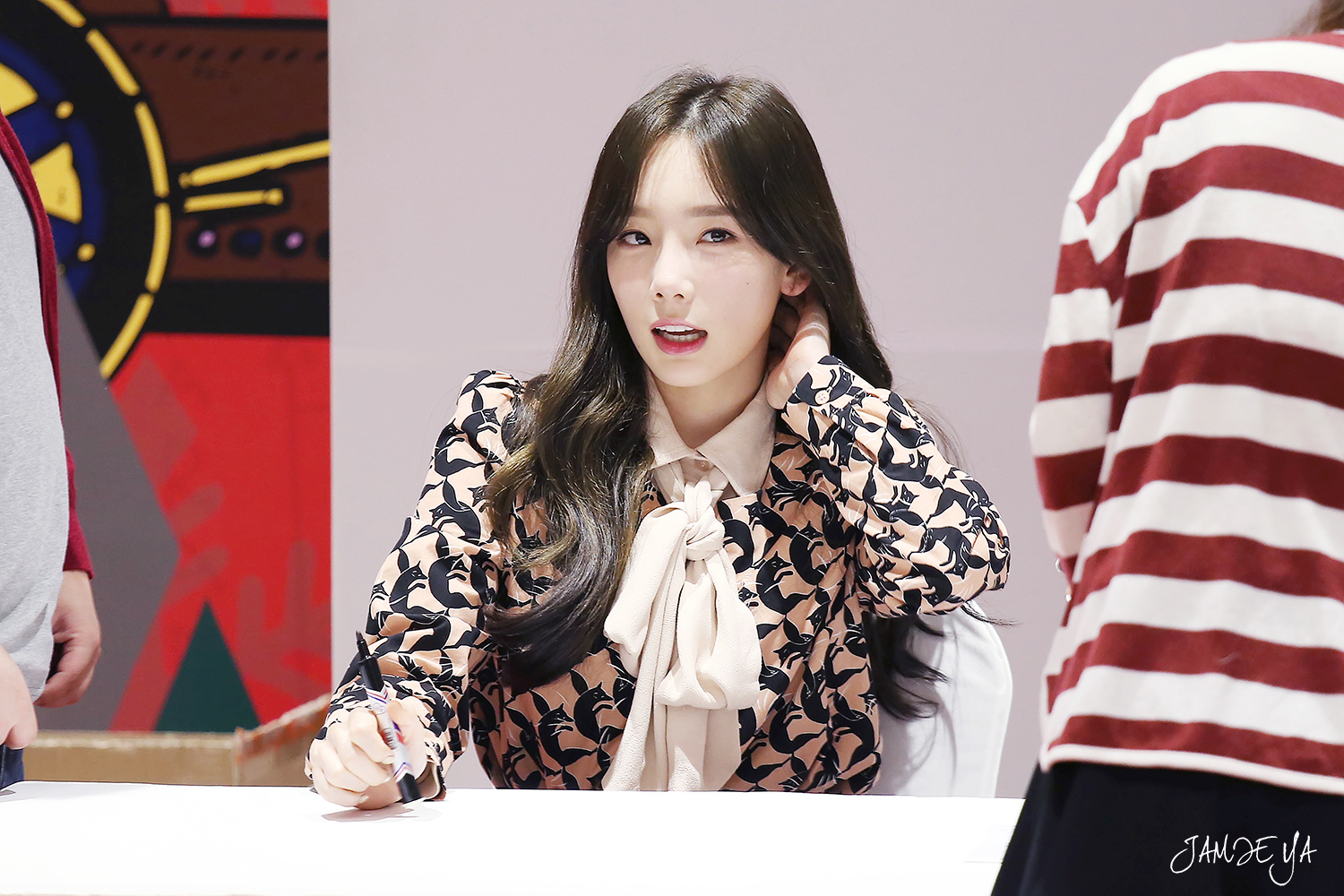 [PIC][27-11-2014]SNSD xuất hiện tại buổi fansign cho "LOTTE MALL" vào chiều nay - Page 6 65c5041djw1epzvcsz8l2j215o0rs1kx