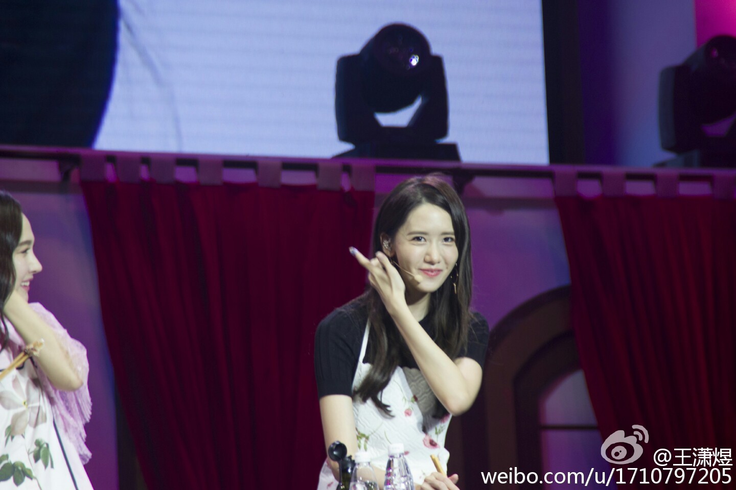 [PIC][24-07-2016]YoonA khởi hành đi Trùng Khánh - Trung Quốc để tham dự "2016 YoonA 1st Fanmeet - BLOSSOM in Chongqing" vào sáng nay - Page 2 65f8b195gw1f65z2zute0j21400qotcx