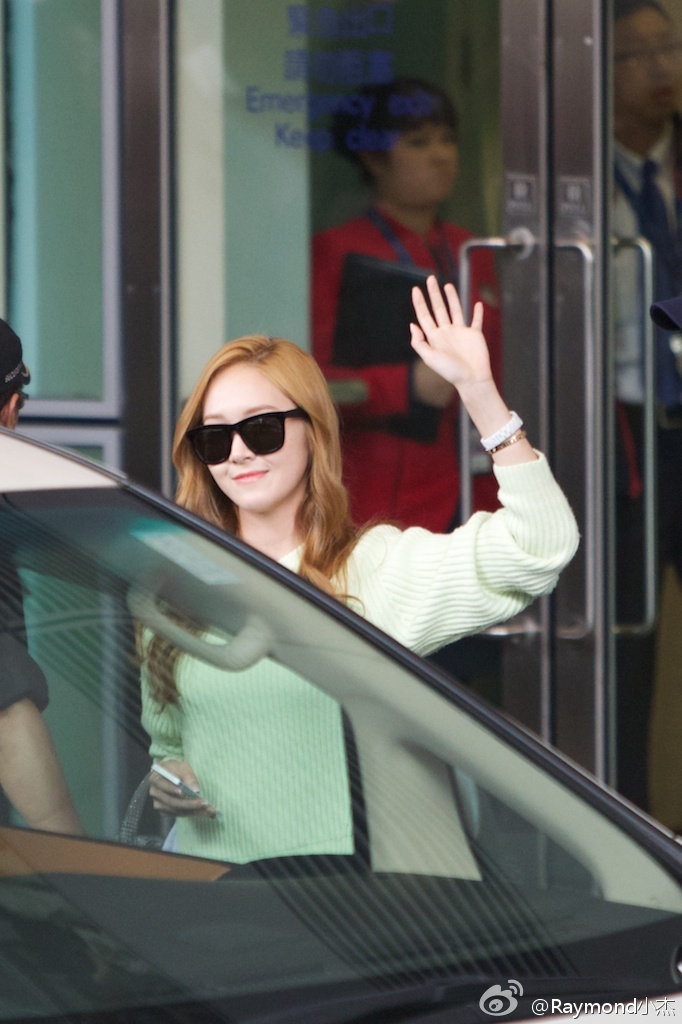 [PIC][12-05-2013]Jessica khởi hành đi Hồng Kông để tham dự sự kiện khai trương của "Demin Popup Store" vào sáng nay 668a1da6gw1e4lxxoh15gj20iy0sgwj3