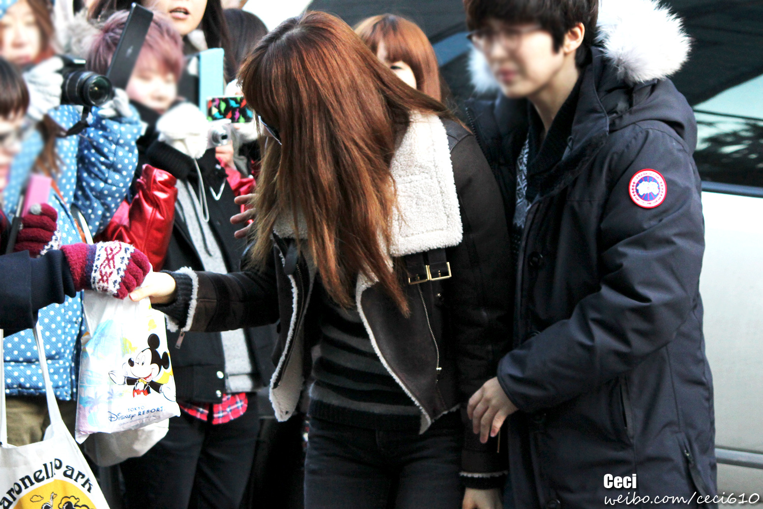 [PIC][25-01-2013]SNSD xuất hiện tại toà nhà của KBS để ghi hình cho chương trình "Music Bank" vào hôm nay 66eb31d9gw1e1bvv181g9j