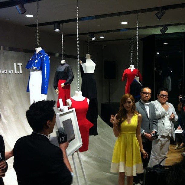 [PIC][12-05-2013]Jessica khởi hành đi Hồng Kông để tham dự sự kiện khai trương của "Demin Popup Store" vào sáng nay 672052ebgw1e4mynpgyrdj20h00h0q56