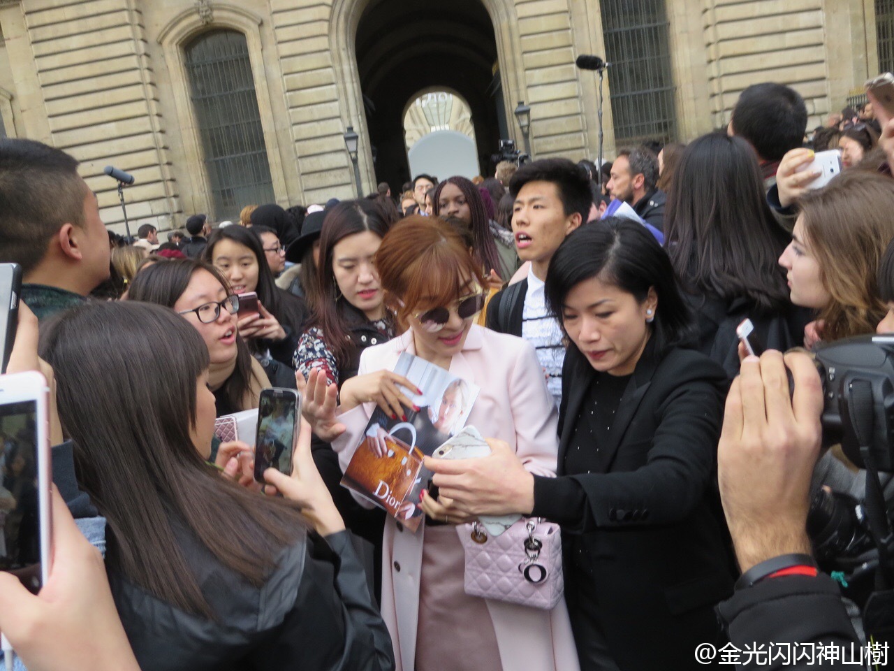 [PIC][03-03-2016]Tiffany khởi hành đi Pháp để tham dự "Paris Fashion Week 2016" vào sáng nay - Page 2 6729d816jw1f1la2ivwtrj20zk0qoqb9