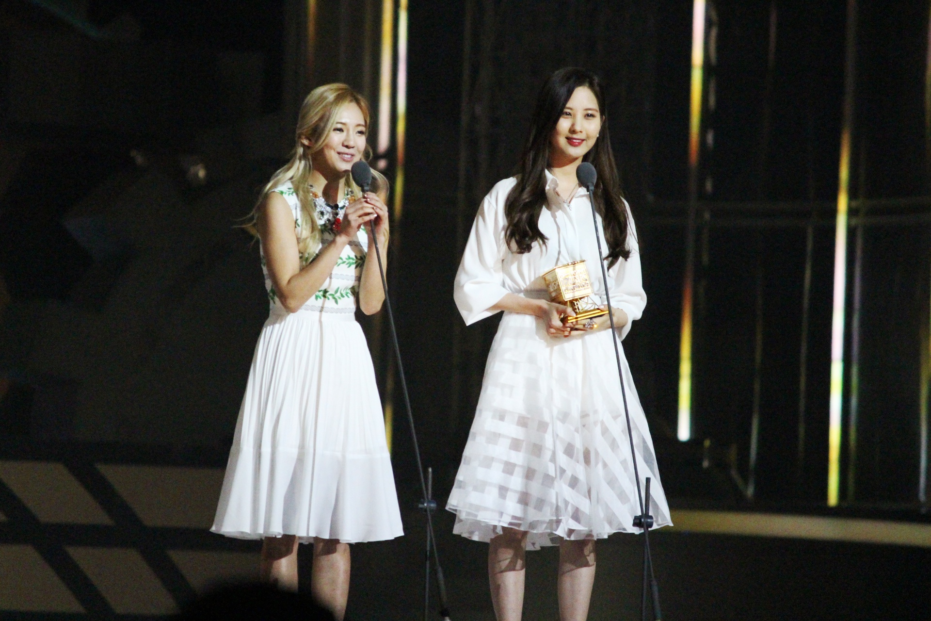 [PIC][22-11-2013]SeoHyun và HyoYeon khởi hành đi Hồng Kông để tham dự "2013 Mnet Asian Music Awards" vào sáng nay - Page 2 672a1be9gw1eav0b4hiwkj21hc0zke46