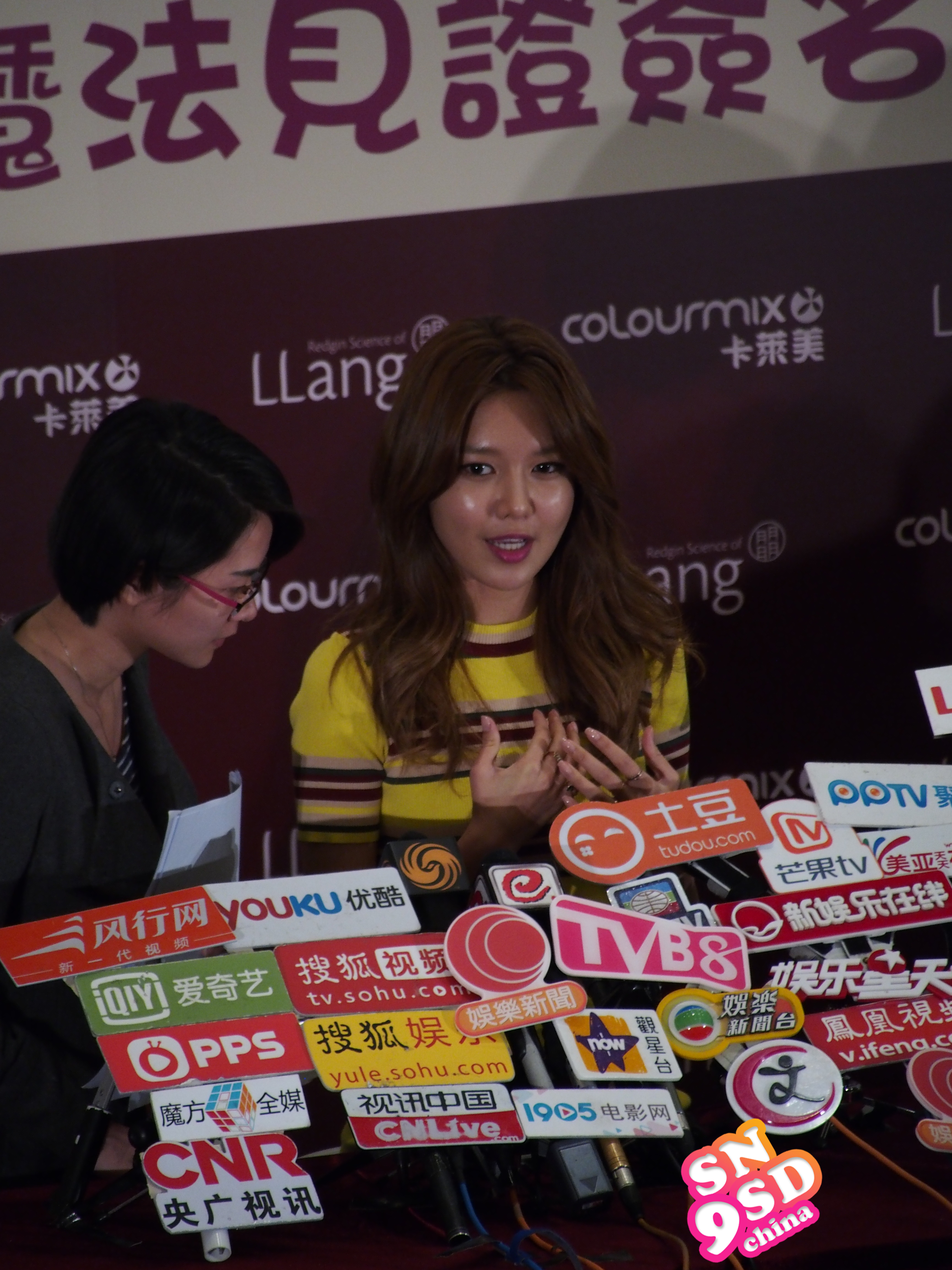 [PIC][04-02-2015]SooYoung xuất phát đi Hồng Kông để tham dự buổi fansign cho thương hiệu mỹ phẩm "LLang" - Page 3 68c95481jw1eoz07f8knxj22o03k0qvb