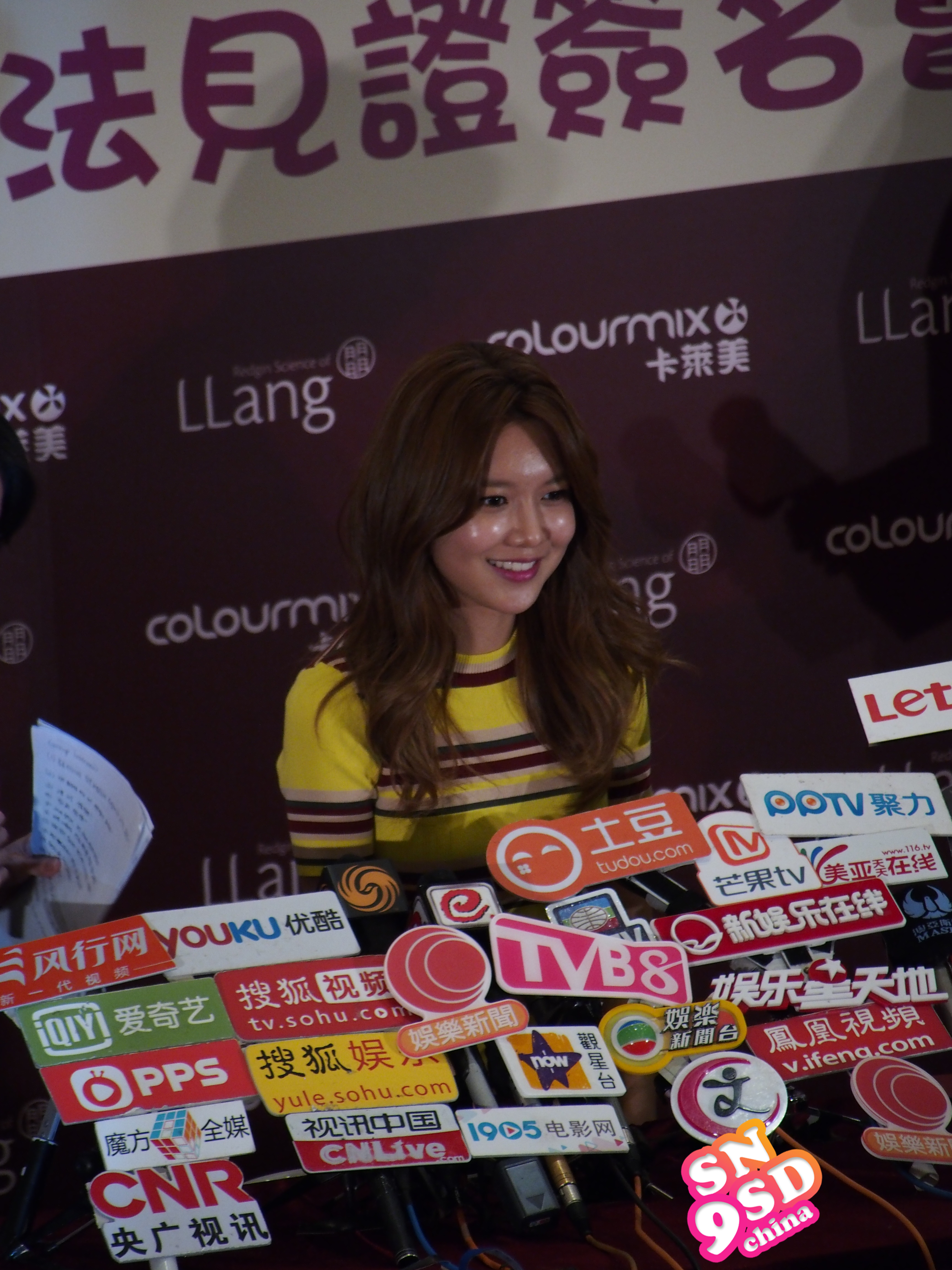 [PIC][04-02-2015]SooYoung xuất phát đi Hồng Kông để tham dự buổi fansign cho thương hiệu mỹ phẩm "LLang" - Page 3 68c95481jw1eoz096e03wj22o03k01l4