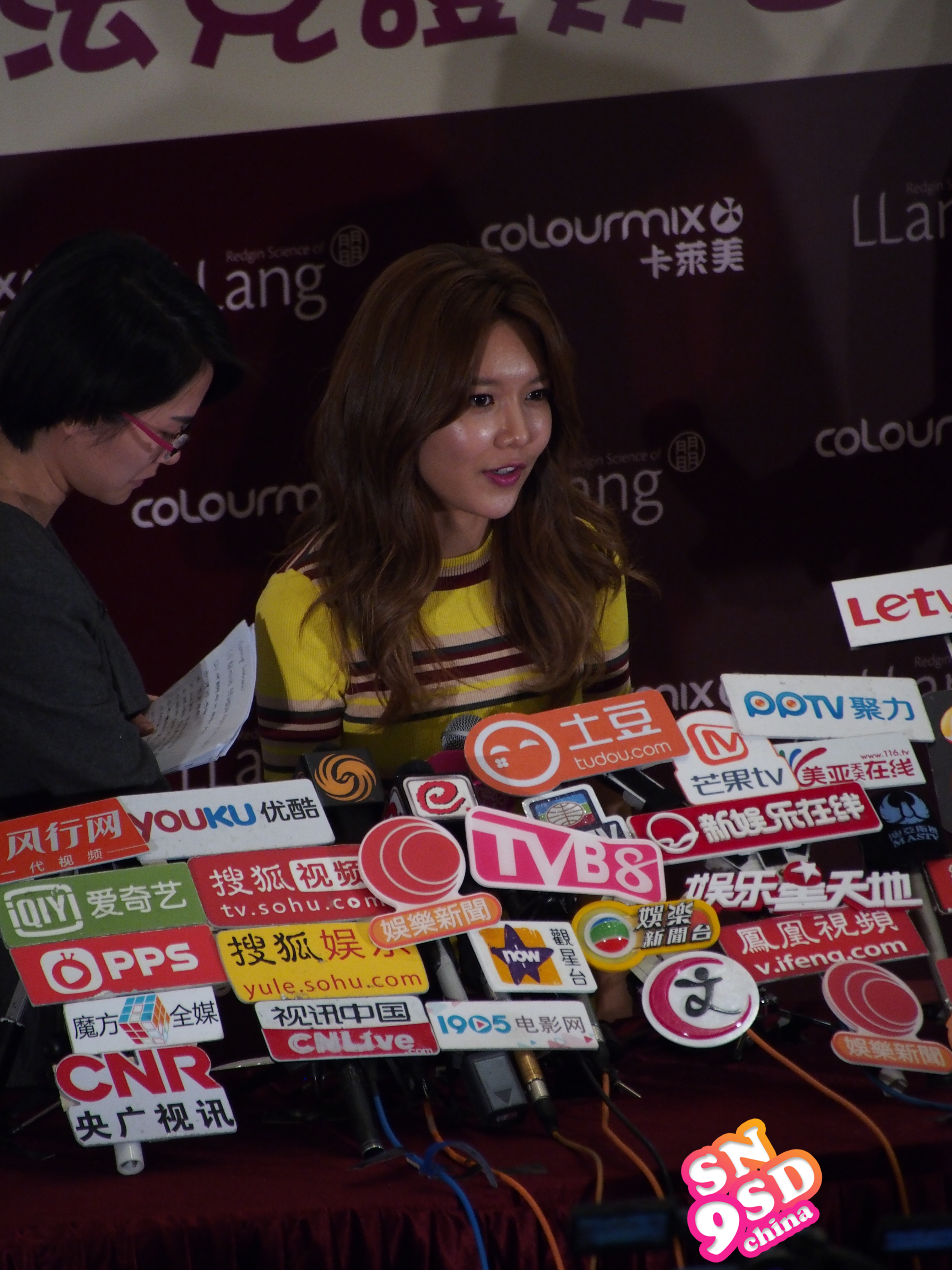 [PIC][04-02-2015]SooYoung xuất phát đi Hồng Kông để tham dự buổi fansign cho thương hiệu mỹ phẩm "LLang" - Page 3 68c95481jw1eoz099bbe4j22o03k0hdz