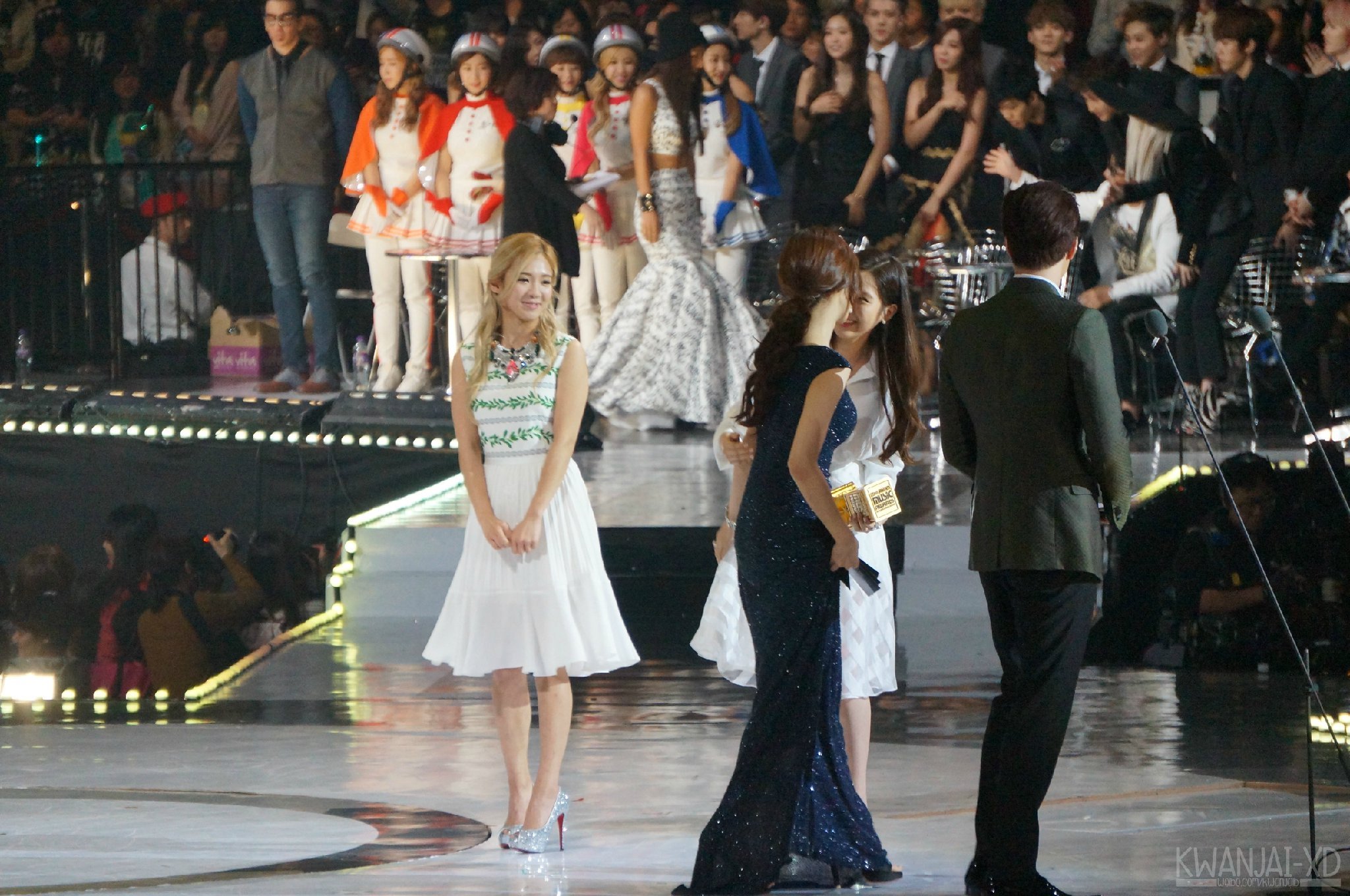 [PIC][22-11-2013]SeoHyun và HyoYeon khởi hành đi Hồng Kông để tham dự "2013 Mnet Asian Music Awards" vào sáng nay - Page 2 6961f7a8gw1eavfkk9xrqj21kw11sdsp