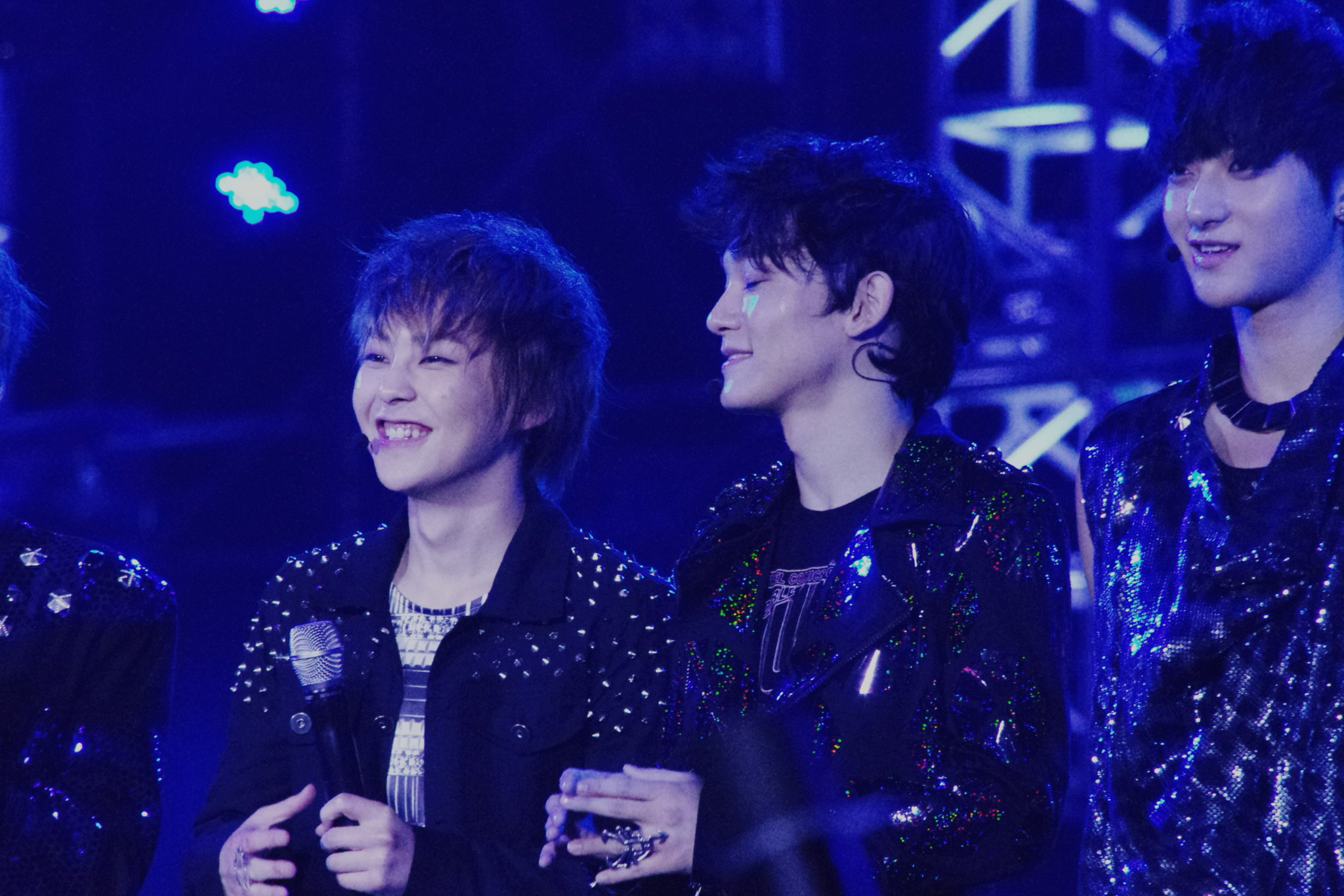 [Fantaken] 281012 EXO M XiuMin @ Yangtze River Music Festival 6aba9055jw1dydepnfdt5j