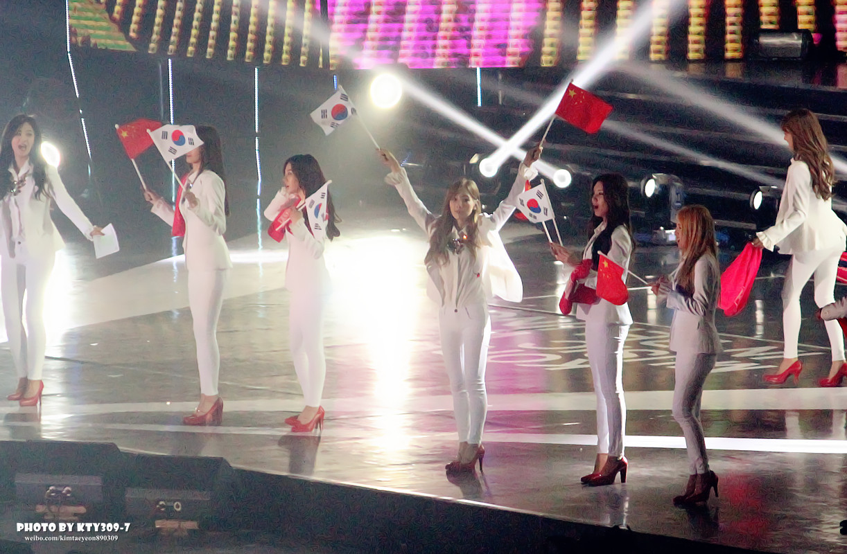 [PIC][24-10-2014]SNSD khởi hành đi Trung Quốc để biểu diễn tại "MBC Korean Music Wave in Beijing 2014" vào chiều nay - Page 4 6b6a70f5jw1elok4tnaqzj20xy0m8ai8