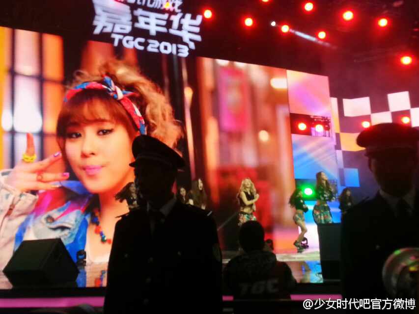 [PIC][30-11-2013]SNSD khởi hành đi Thượng Hải - Trung Quốc để tham dự sự kiện "Happy Night" của "Blade & Soul" vào sáng nay - Page 3 6efd7b12jw1eb3cdqw9t0j20np0hsjs6