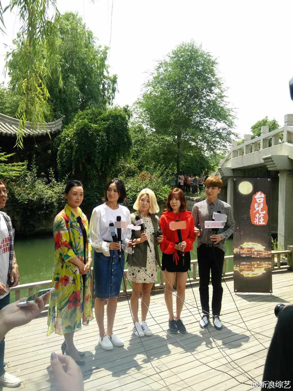 [PIC][23-05-2016]Sunny và HyoYeon khởi hành đi Trung Quốc để ghi hình cho chương trình '스타강림/Star Descent' vào tối nay 6ff51fefjw1f48nnqltq5j20qo0zk7cd