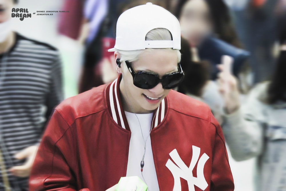 150422 Jonghyun @ Aeropuerto de Incheon {Llegada a Corea} 71d8d21bgw1ereqqxmbouj20rs0ijq7a