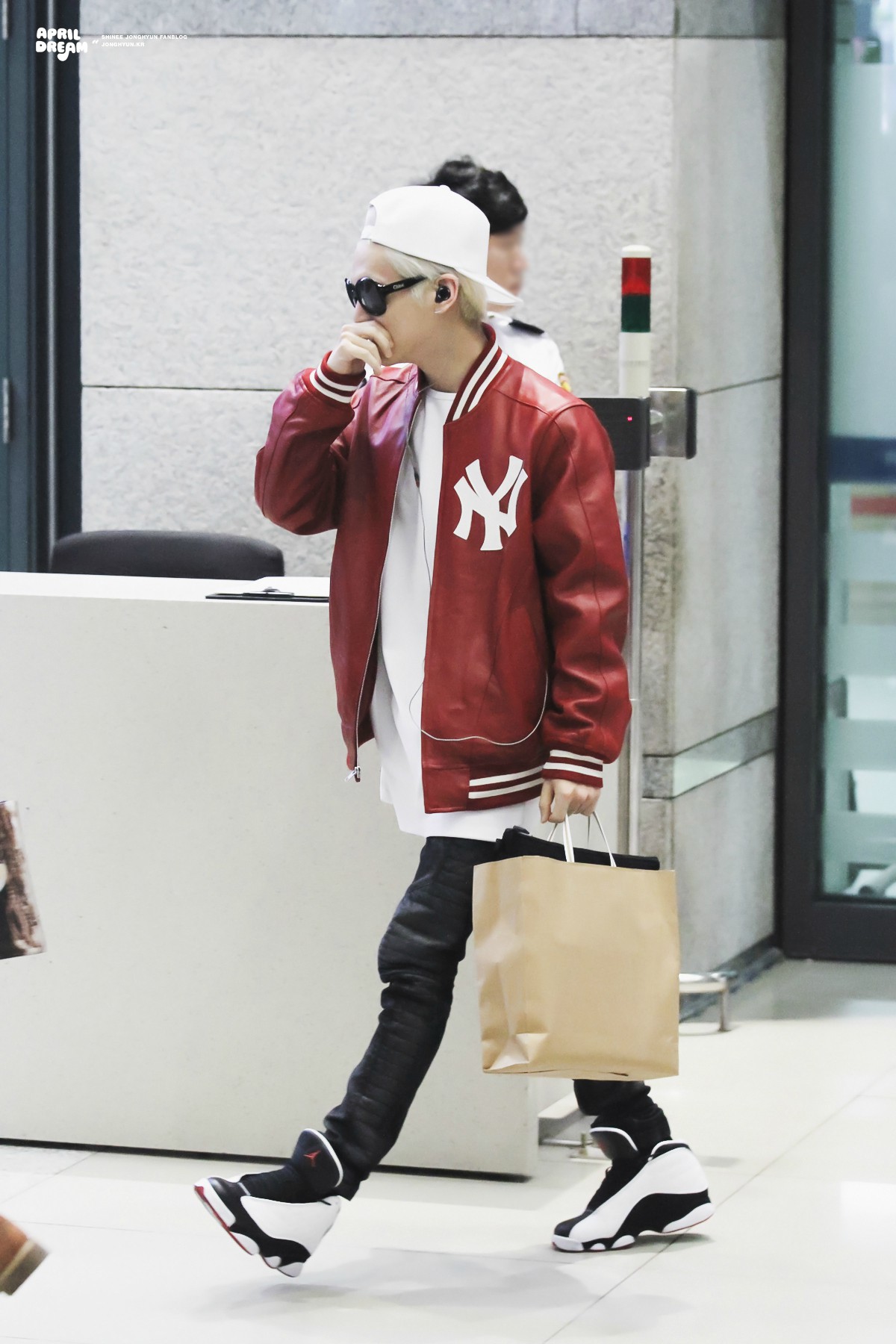 150422 Jonghyun @ Aeropuerto de Incheon {Llegada a Corea} 71d8d21bgw1ereqqzhinej20xc1e07bv