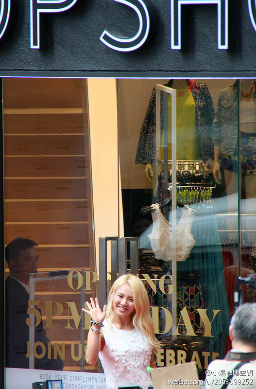 [PIC][06-06-2013]HyoYeon khởi hành đi Hồng Kông để tham dự Lễ khai trương cửa hàng "Topshop" chi nhánh ở Hồng Kông - Page 2 7a5fcef4gw1e5ft4qb7wfj20en0m8103