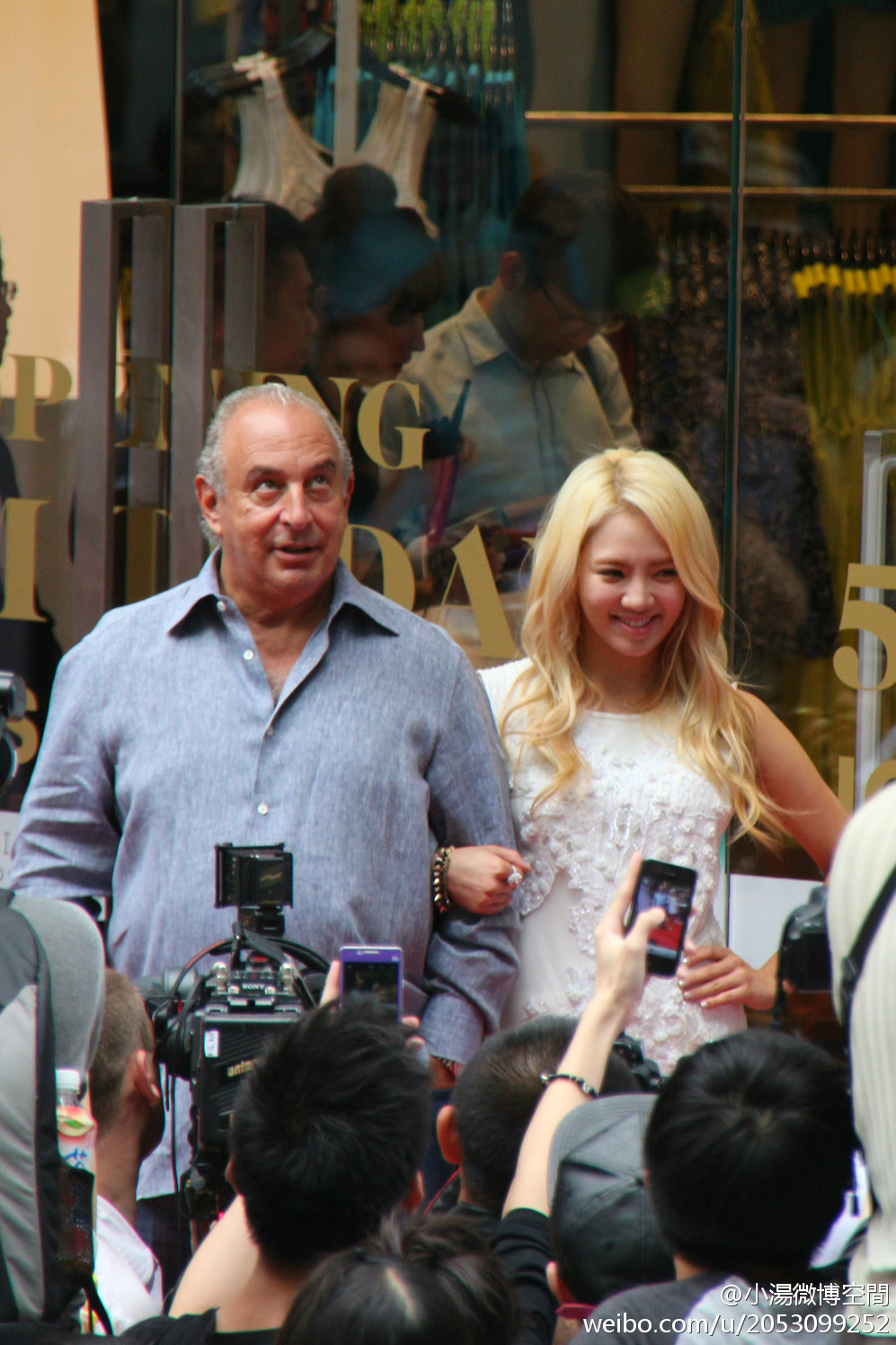 [PIC][06-06-2013]HyoYeon khởi hành đi Hồng Kông để tham dự Lễ khai trương cửa hàng "Topshop" chi nhánh ở Hồng Kông - Page 2 7a5fcef4gw1e5ftiwoegbj20rp15kqd3