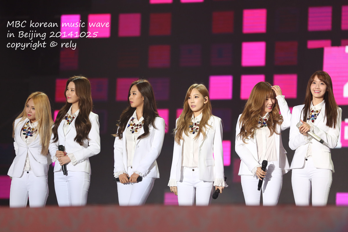 [PIC][24-10-2014]SNSD khởi hành đi Trung Quốc để biểu diễn tại "MBC Korean Music Wave in Beijing 2014" vào chiều nay - Page 4 7b30ece8gw1eloperu8bnj20xc0m8wjv