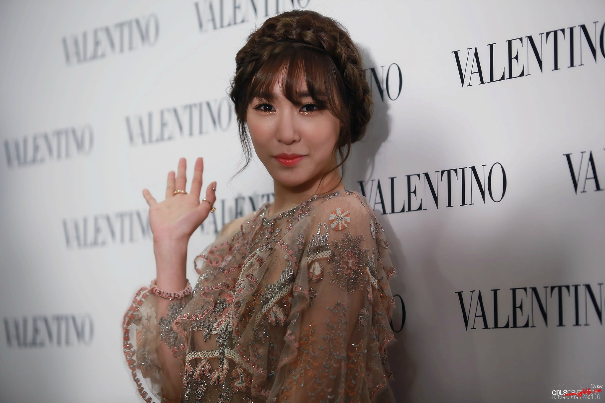 [PIC][04-02-2015]Tiffany khởi hành đi Hồng Kông để tham dự sự kện "Valentino Flagship Grand Opening" vào trưa nay - Page 6 8883f170jw1eplrp4uxzej21kw11w7by