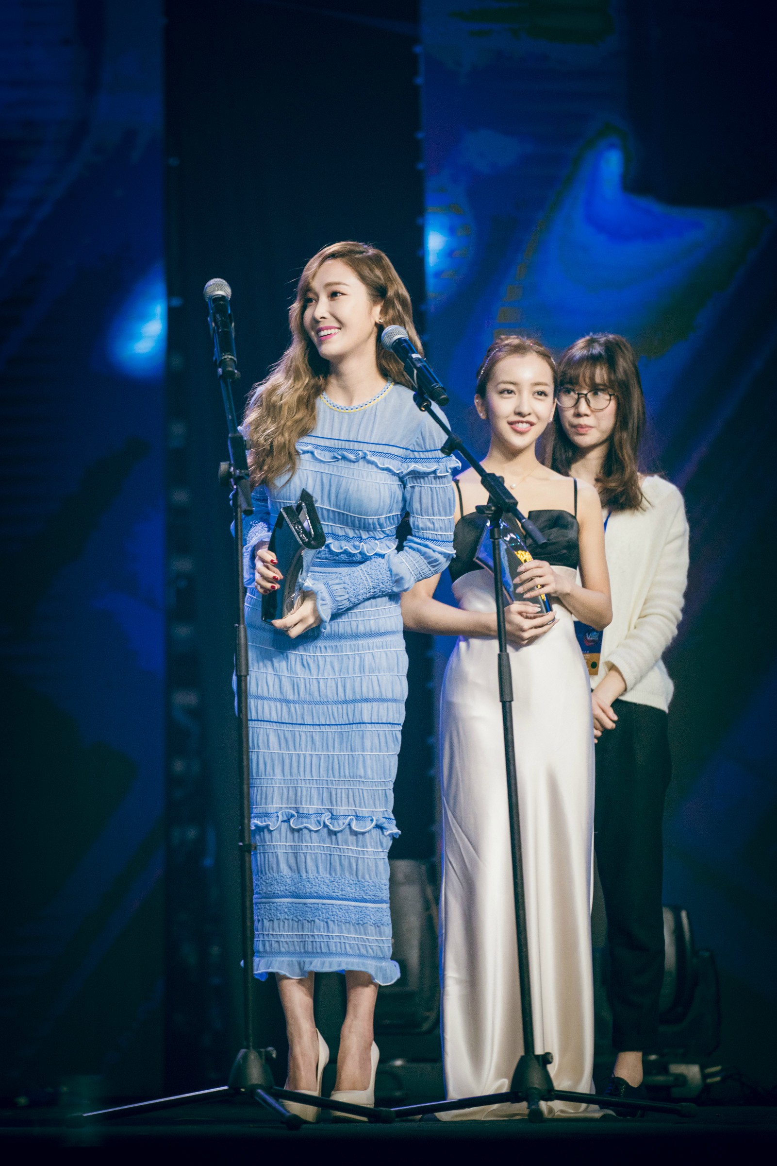 [PIC][10-04-2016]Jessica khởi hành đi Bắc Kinh - Trung Quốc để tham dự "THE 4TH VCHART AWARDS" vào sáng nay - Page 3 89b27386gw1f2s20g7p8tj218h1uoh2z