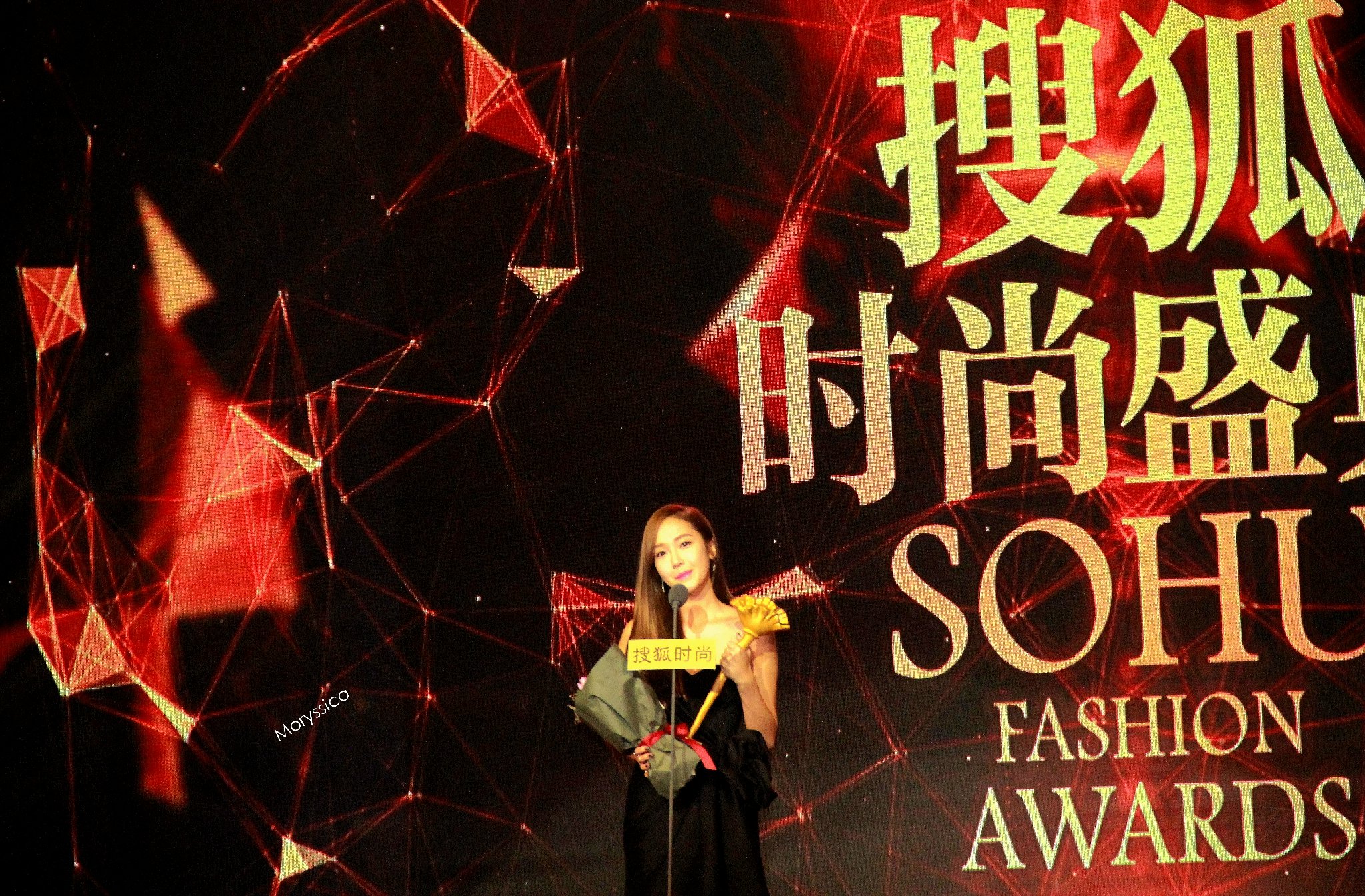 [PIC][23-12-2014]Jessica khởi hành đi Bắc Kinh để tham dự "Sohu Fashion Awards" vào sáng nay 8aa1532agw1enl5pxemyzj21kw11cqp8