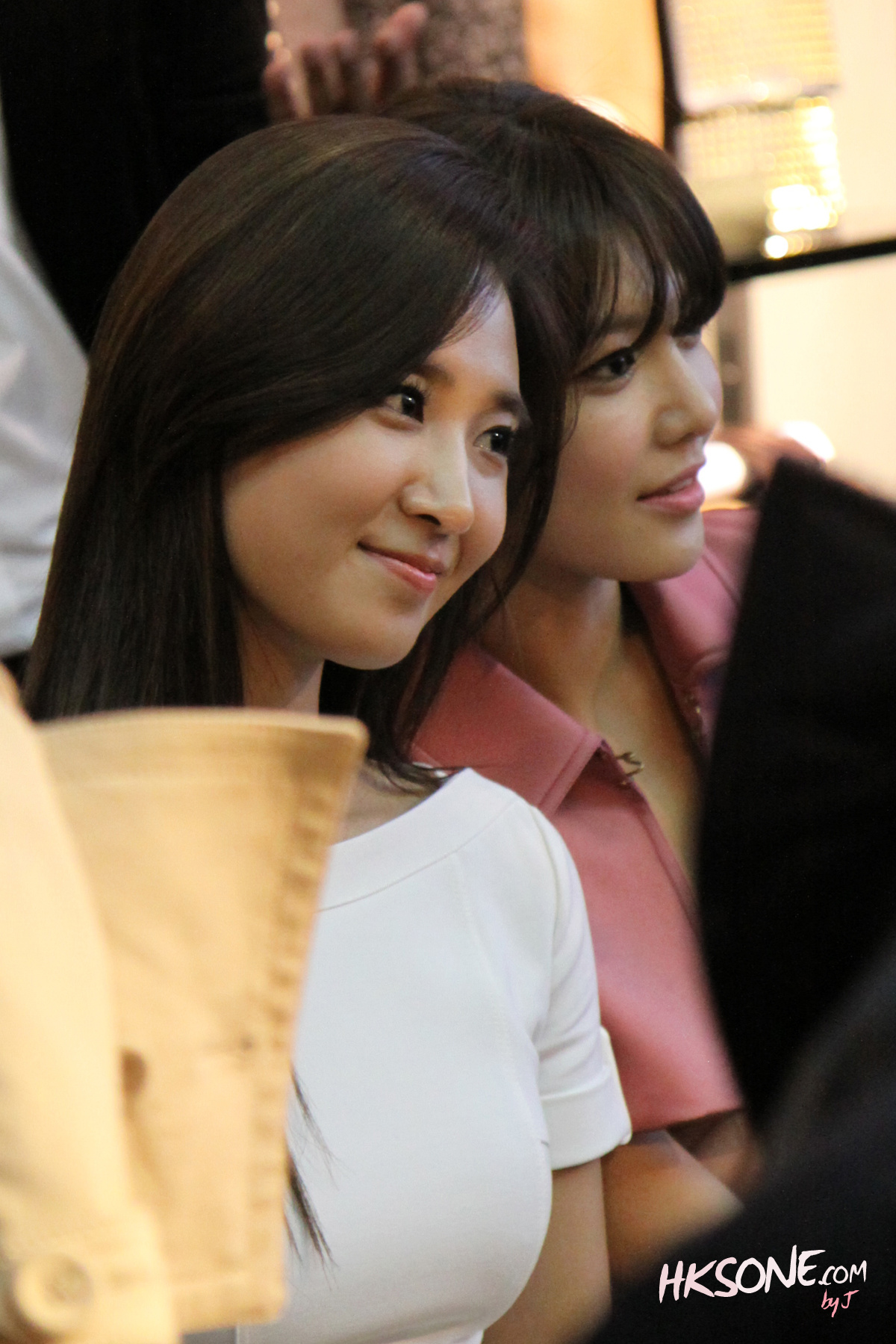 [PIC][01-11-2012]Yuri và SooYoung khởi hành đi Hồng Kông để tham dự sự kiện thời trang của thương hiệu "Burberry" - Page 4 8af9a0acgw1dyhwgdw9j8j