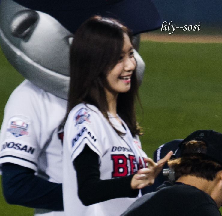 [PIC][21-10-2015]YoonA ném bóng mở màn cho trận đấu bóng chày giữa 2 đội Doosan Bears VS NC Dinos tại SVĐ Jamsil vào chiều nay 9b3dfba1jw1exbfec14orj20kk0jxgqg