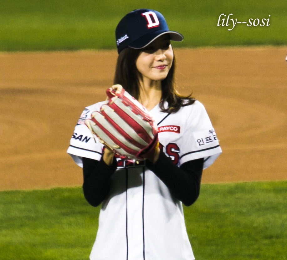 [PIC][21-10-2015]YoonA ném bóng mở màn cho trận đấu bóng chày giữa 2 đội Doosan Bears VS NC Dinos tại SVĐ Jamsil vào chiều nay 9b3dfba1jw1exbfeezkk9j20ph0n3aht