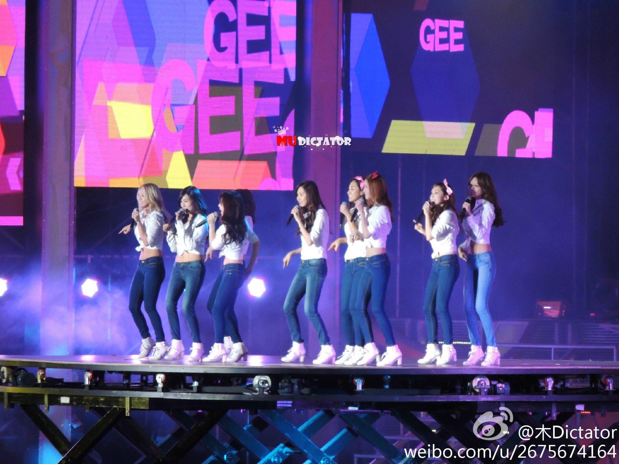 [PIC][18-10-2013]SNSD khởi hành đi Bắc Kinh để tham gia "SMTOWN Live World Tour III in Beijing" vào chiều nay - Page 4 9f7b8c34jw1e9rec2vsrsj21kw16ods7