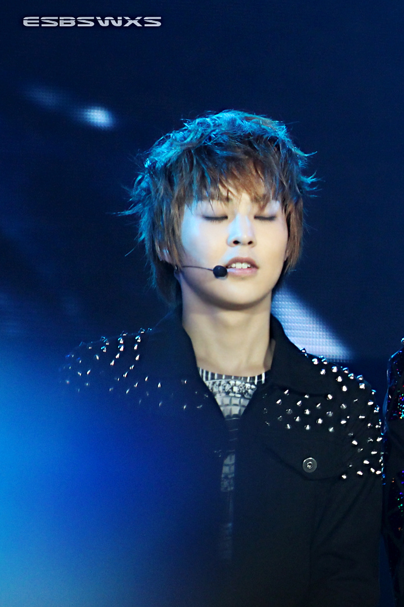 [Fantaken] 281012 EXO M XiuMin @ Yangtze River Music Festival 9fc27371gw1dyem9on7mej