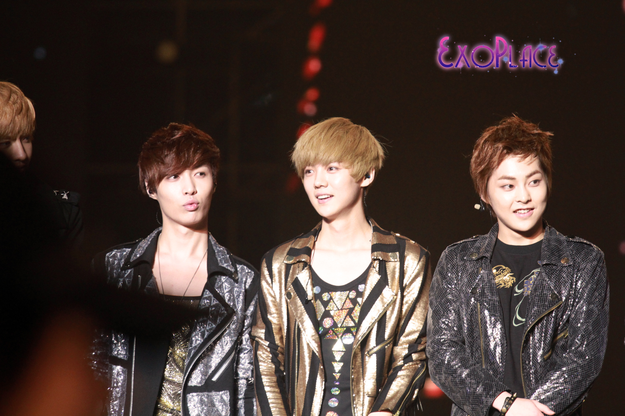 [Fantaken] 091212 EXO M XiuMin @ Chongqing Irreplaceable Concert  A1d7a3cfjw1dzq51ujkthj