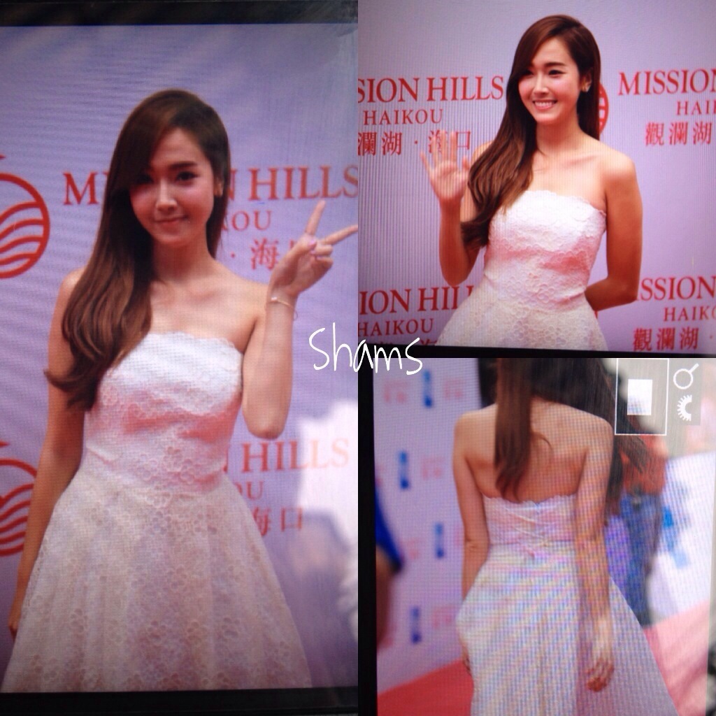 [PIC][23/24/25/26-10-2014]Jessica xuất hiện tại Trung Quốc để tham dự "Stars of 2014 Mission Hills World Celebrity Pro-Am" vào trưa nay A2a90a55jw1elmdh1kerej20sg0sgq9a