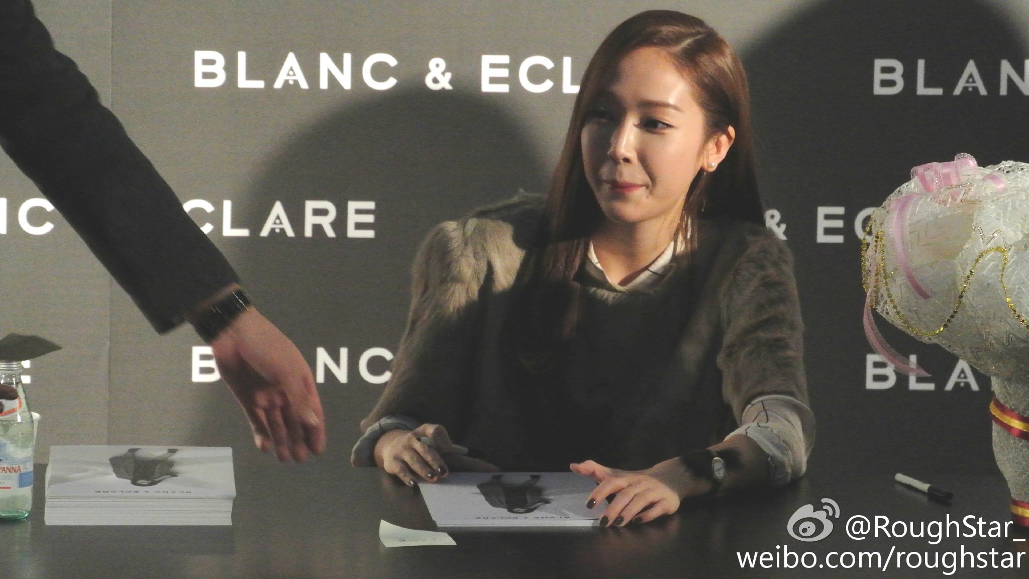 [PIC][22-12-2014]Jessica tham dự buổi fansign cho "BLANC&ECLARE" chi nhánh Seoul, Hàn Quốc vào chiều nay A75aa07ajw1enn531c8knj21kw0w0gtu