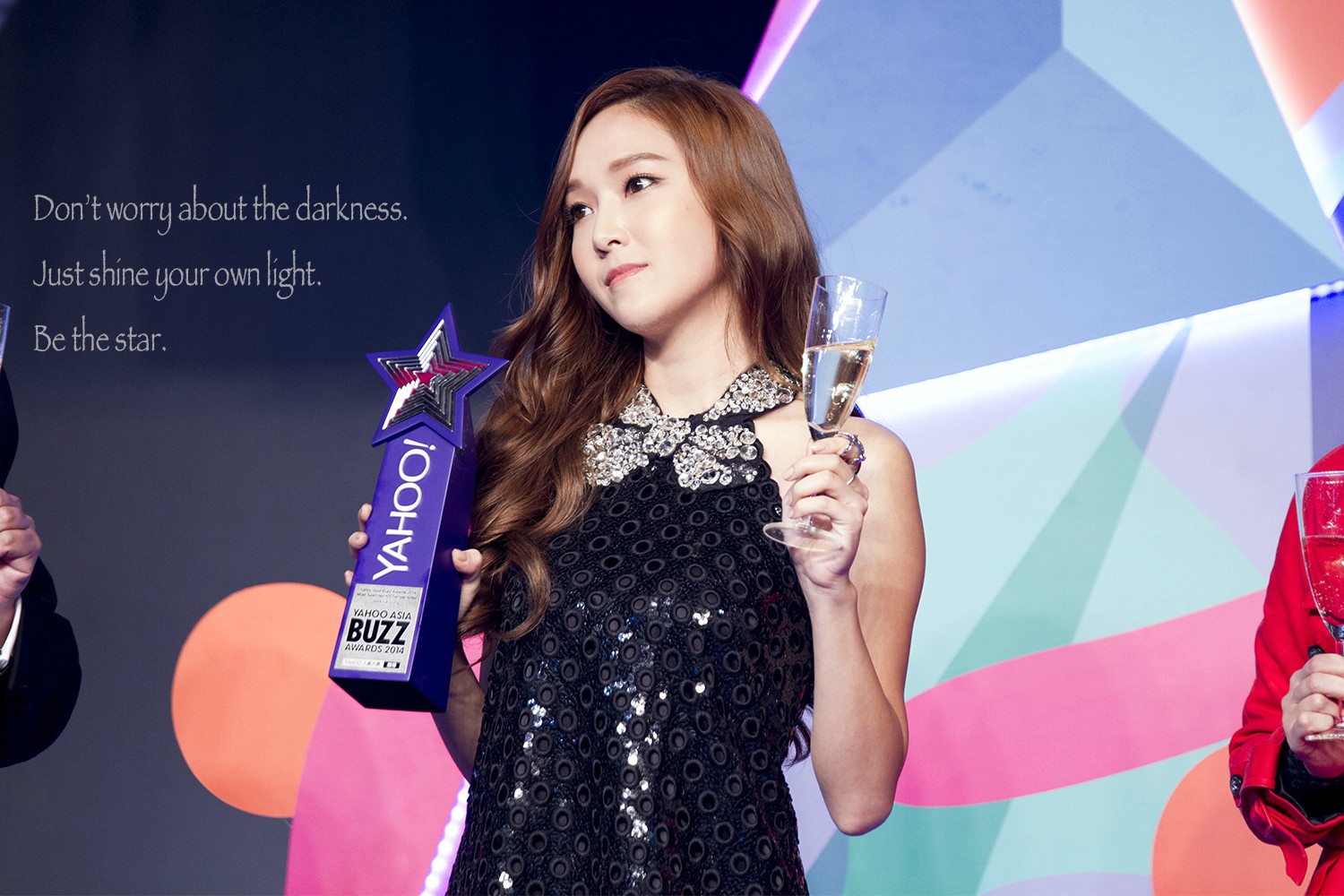 [PIC][07-12-2014]Jessica khởi hành đi Hồng Kông để tham dự "Yahoo Asia Buzz Award 2014" vào sáng nay - Page 4 A8f2ab90jw1er8yezzea7j215o0rsgu1