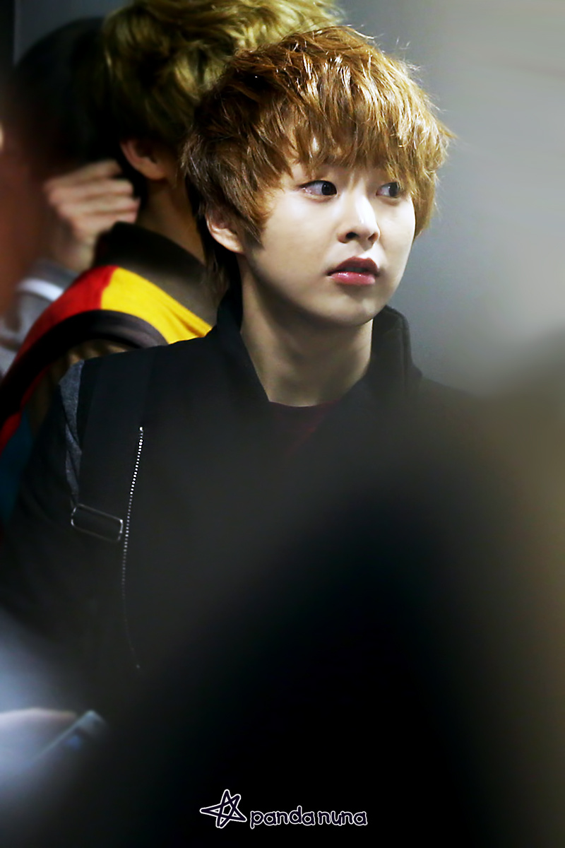 [Fantaken] 291112 EXO M XiuMin @ Incheon + HongKong Airport A94731f8gw1dzk0mvzmbij