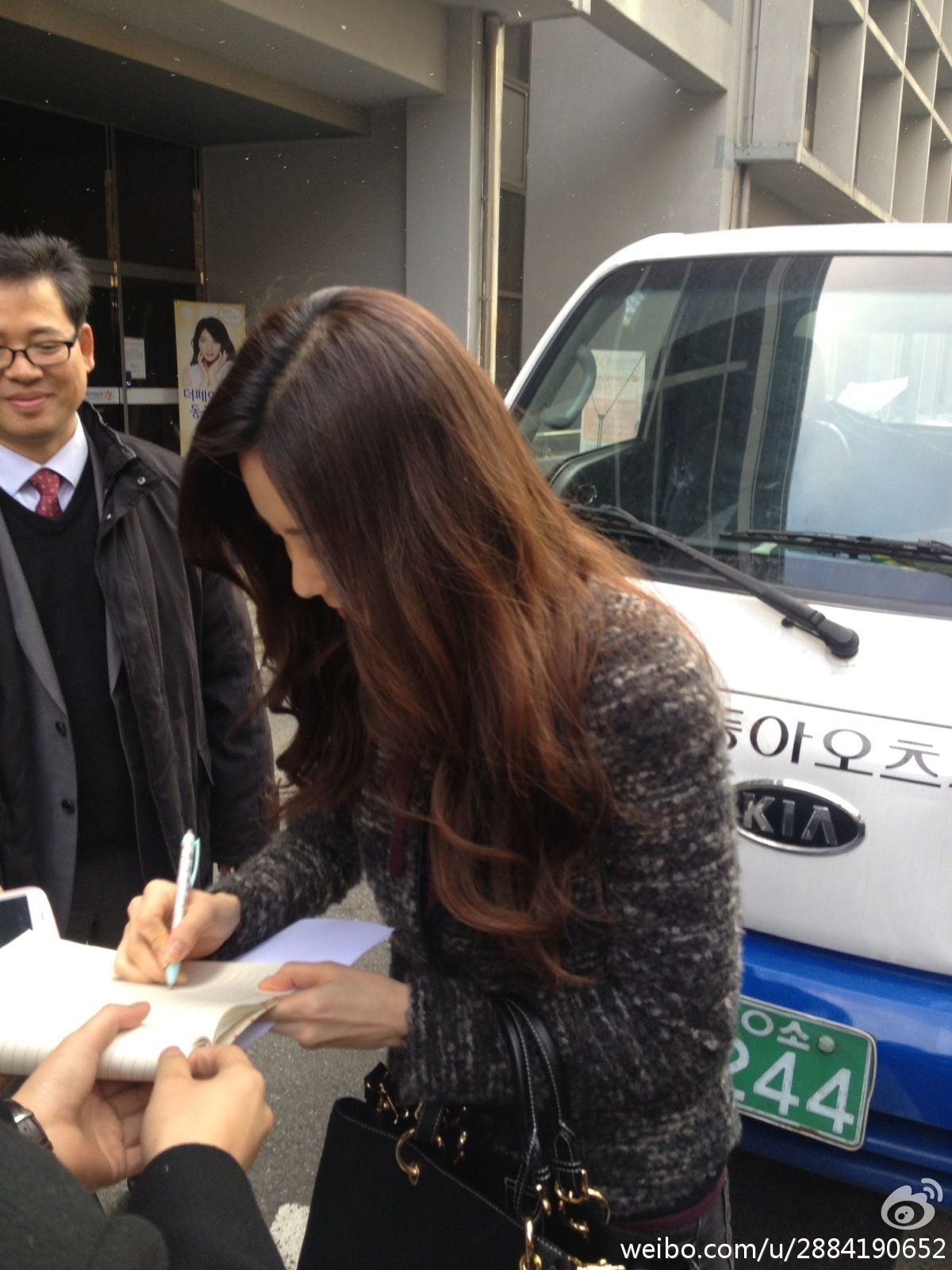 [PIC][19-11-2013]SeoHyun gửi tặng 100 triệu Won cho Trường ĐH Dongguk của cô vào trưa nay Abe941bcjw1eaq41s27bhj20xc18g7ez