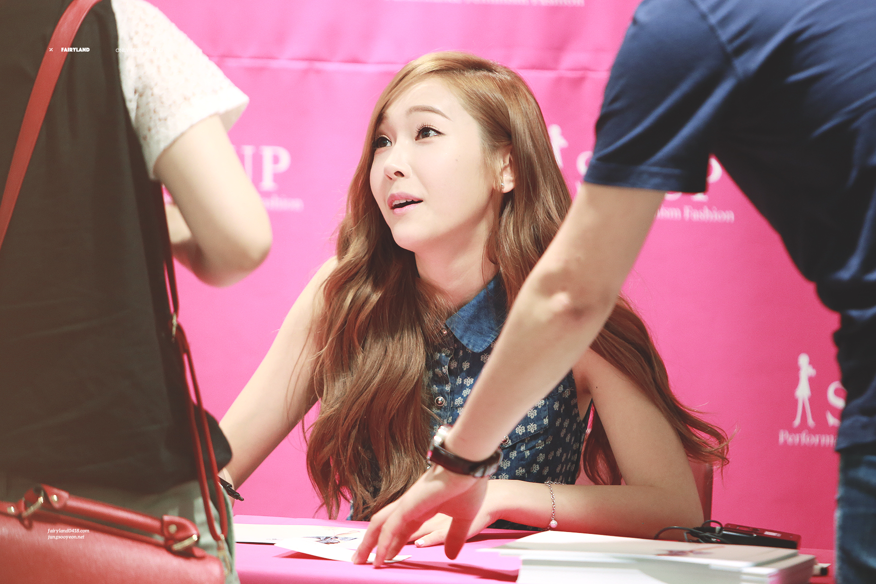 [PIC][14-06-2014]Jessica tham dự buổi fansign lần 2 cho thương hiệu "SOUP" vào trưa nay - Page 2 Be21ec30gw1f9udywmljdj21e00xckjl