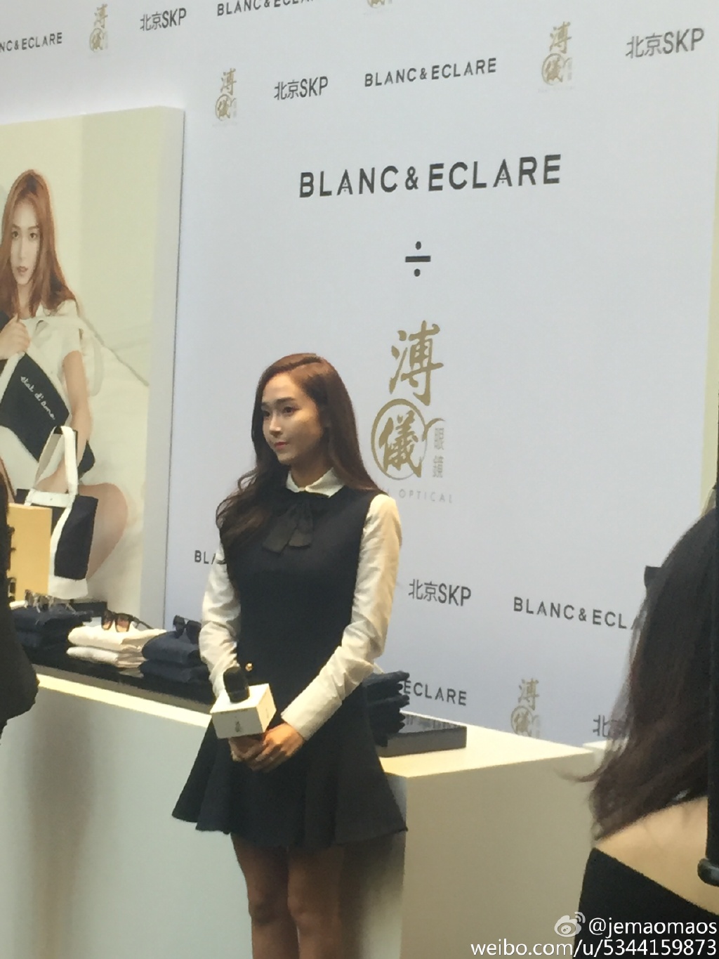 [PIC][28-10-2015]Jessica khởi hành đi Bắc Kinh - Trung Quốc để tham dự sự kiện “BLANC & ECLARE X Puyi” vào sáng nay 005PFy6Zjw1exgup4yg5vj31w02io1kx