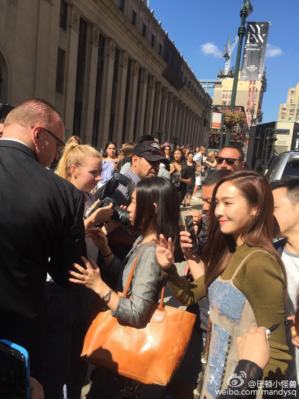 [PIC][13-09-2016]Jessica tham dự "New York Fashion Week 2017 - VERA WANG Show" vào hôm nay 678a558bgw1f7sd2ec0j8j20qo0zkakt