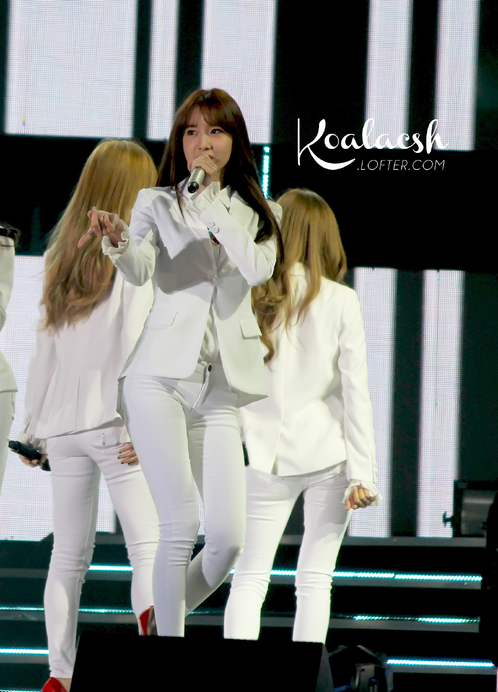 [PIC][24-10-2014]SNSD khởi hành đi Trung Quốc để biểu diễn tại "MBC Korean Music Wave in Beijing 2014" vào chiều nay - Page 3 6a2d5a1fjw1elq3eg48edj21401jkkhz