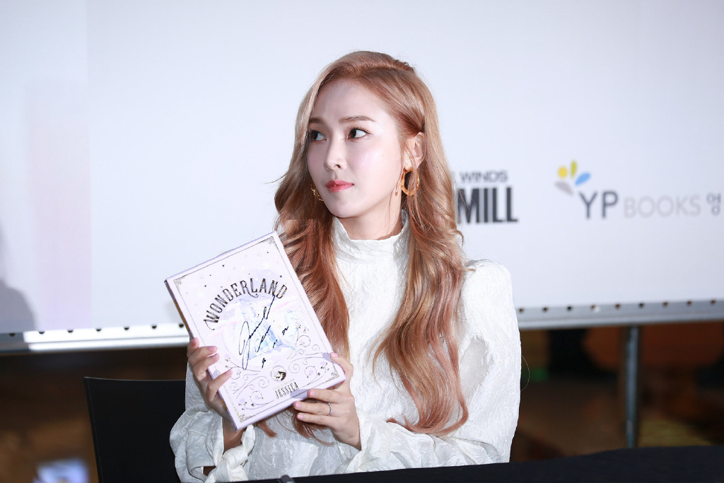 [PIC][14-12-2016]Jessica tham dự buổi Fansign cho “WONDERLAND” vào tối nay Abbf7254gw1faqpe8mqdtj215o0rs176