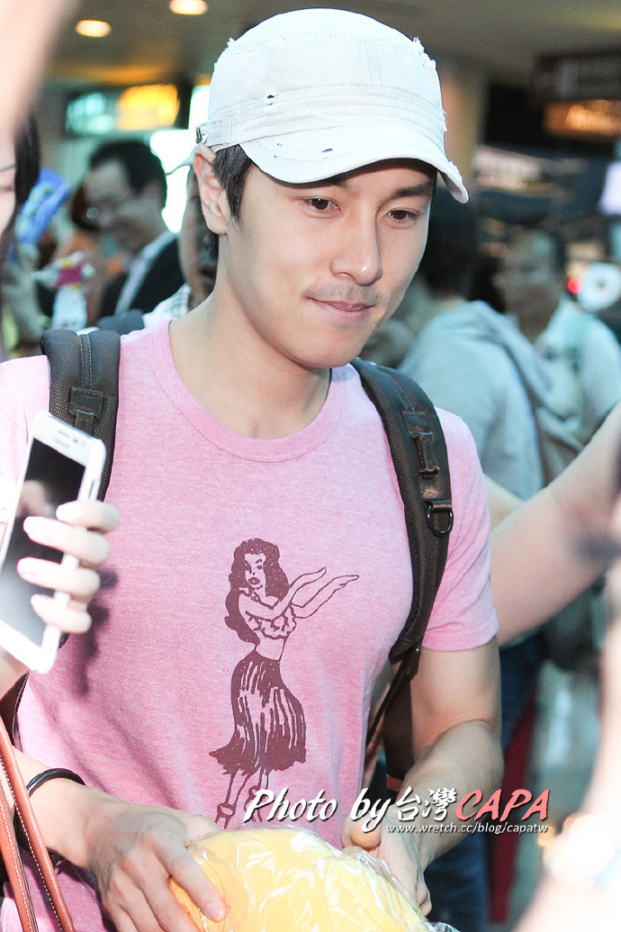 [20.8.12][Pics] Dongwan leaving Taoyuan Airport A05e60dfgw1dw3ax8n0sej