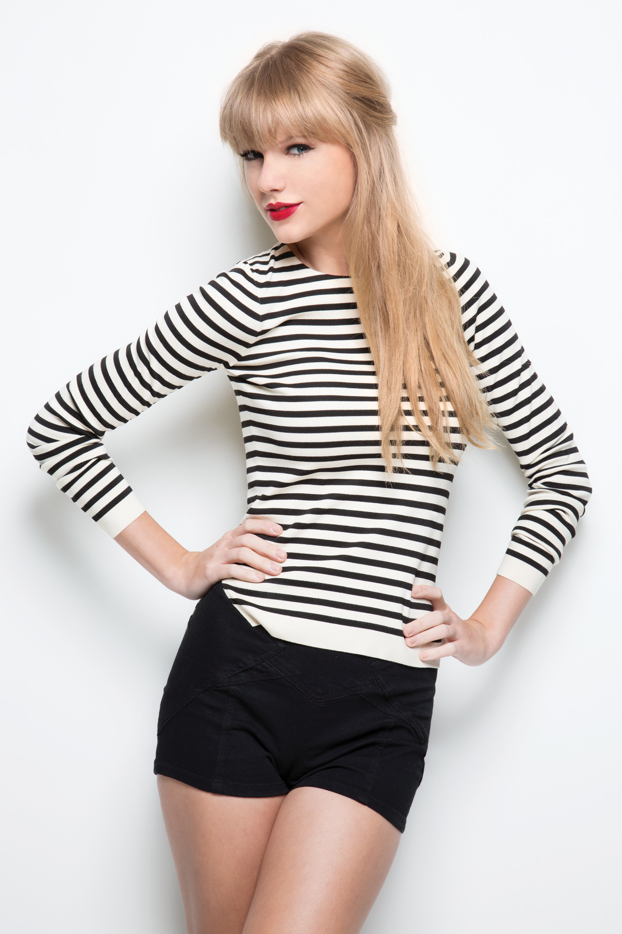 Registro de Avatar Black-white-striped-shirt-black-shorts