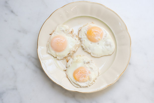 Poached Eggs in White Wine Recipe Wine_poached_eggs_3