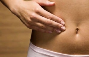 ما الذي يسبب الألم في الجانب الأيمن من البطن؟ Douleur-%C3%A0-l-abdomen-500x325-300x195